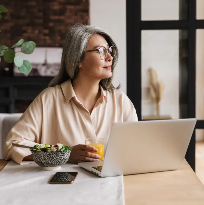 Profesional analizando información desde su computadora